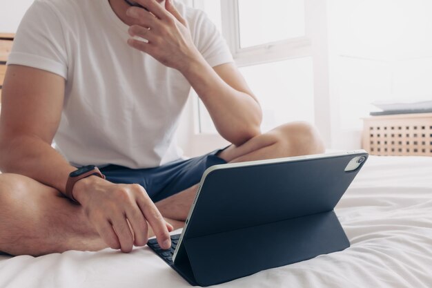 Section médiane d'un homme utilisant un téléphone portable à la maison