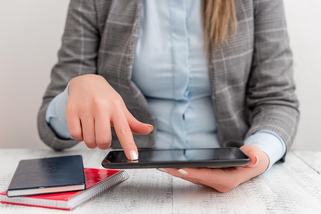 Section médiane d'un homme utilisant un téléphone portable sur une table