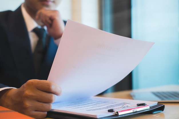 Section médiane d'un homme utilisant un téléphone portable sur une table