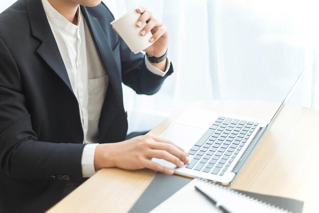 Section médiane d'un homme utilisant un téléphone portable sur une table