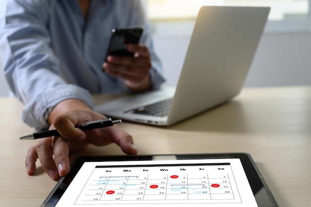 Section médiane d'un homme utilisant un téléphone portable sur une table