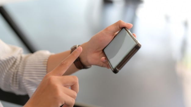 Section médiane d'un homme utilisant un téléphone portable