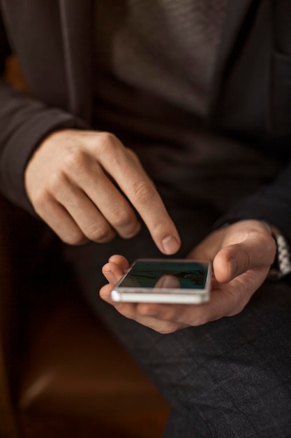 Section médiane d'un homme utilisant un téléphone portable