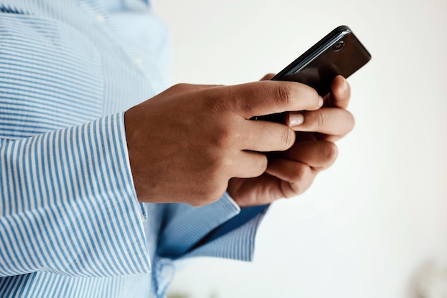 Section médiane d'un homme utilisant un téléphone portable