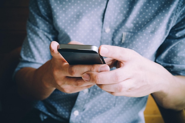 Section médiane d'un homme utilisant un téléphone
