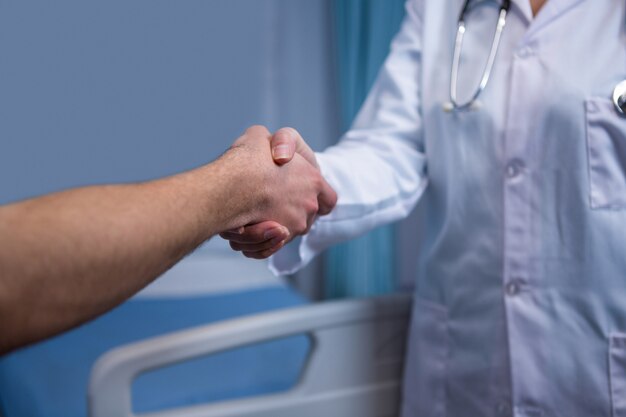 Section médiane de l'infirmière et du médecin se serrant la main