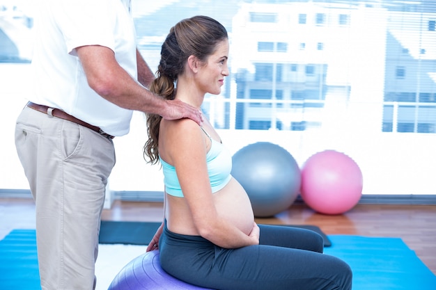 Section médiane de l&#39;instructeur aidant une femme enceinte