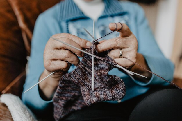 Photo section médiane de laine de tricot de femme