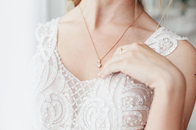 Section médiane de la mariée portant un collier pendant la cérémonie de mariage