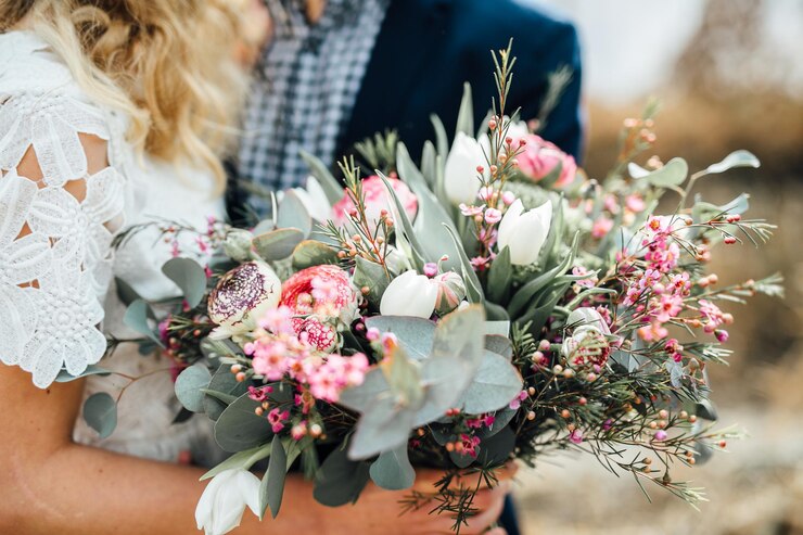 Photo section médiane de la mariée tenant un bouquet pendant le mariage
