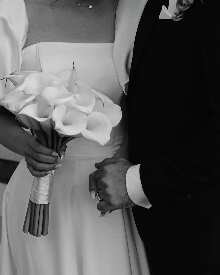 Photo section médiane de la mariée tenant un bouquet