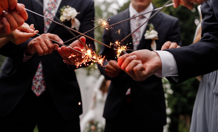 Photo section médiane de la mariée tenant un bouquet