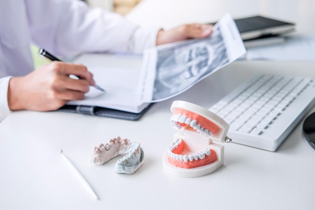 Photo section médiane d'un médecin travaillant à son bureau dans un hôpital