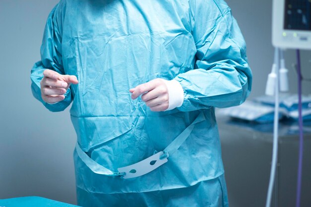 Photo section médiane d'un médecin en uniforme debout à l'hôpital