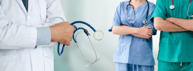 Une section médiane de médecins debout à l'hôpital