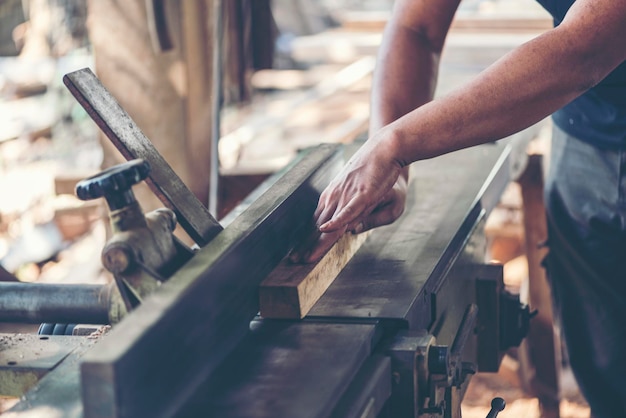 Section médiane d'un menuisier travaillant dans un atelier