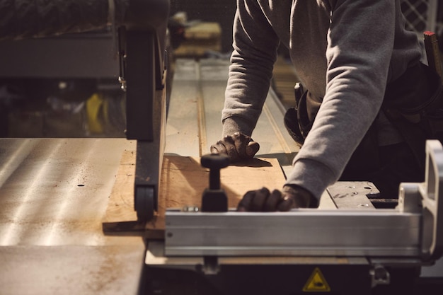 Section médiane d'un menuisier travaillant dans un atelier