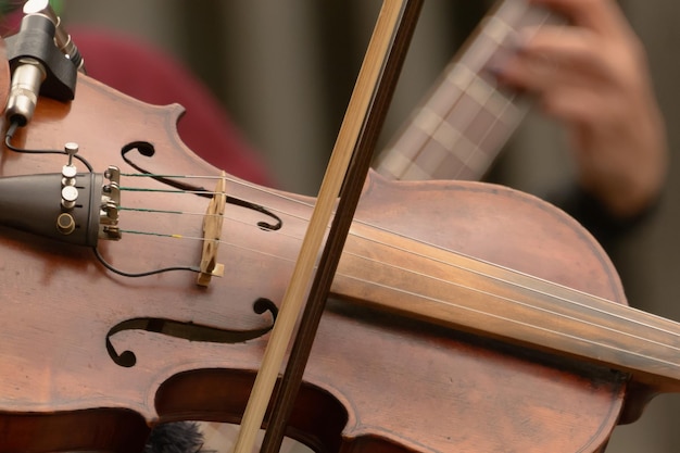 Une section médiane de musiciens se produisant dans la rue
