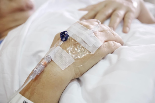 Photo section médiane d'un patient avec une goutte à goutte relaxante à l'hôpital