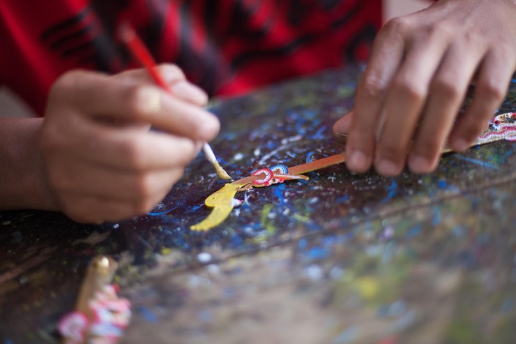 Photo section médiane de la peinture d'un artiste dans un atelier