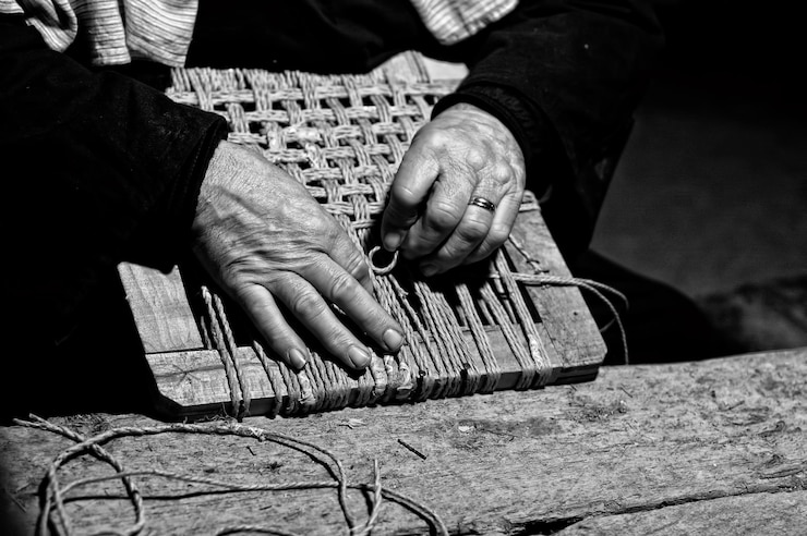 Photo section médiane d'une personne fabriquant une chaise dans un atelier