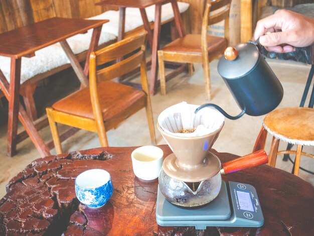 Photo section médiane d'une personne prenant du café dans un café