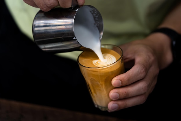 Section médiane de la personne préparant le café