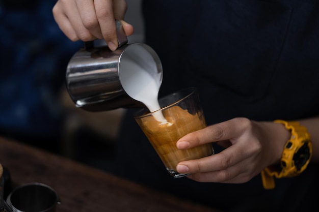 Section médiane de la personne préparant le café