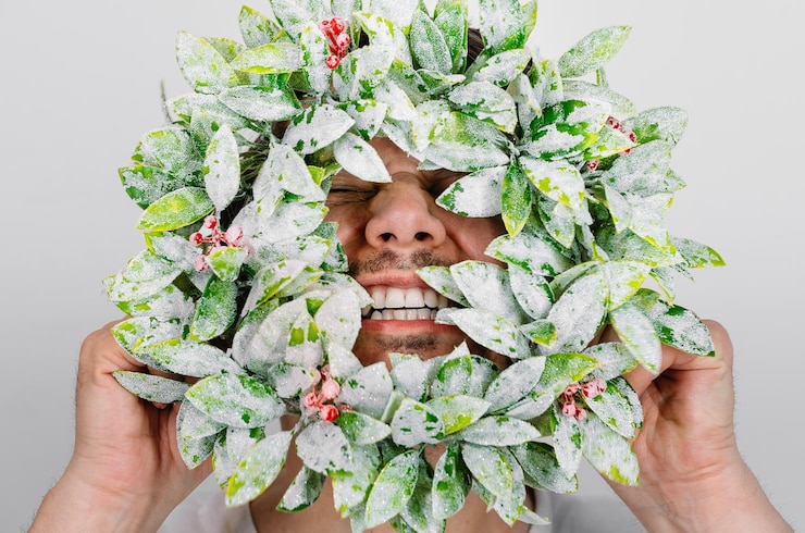 Photo section médiane d'une personne tenant une couronne de noël