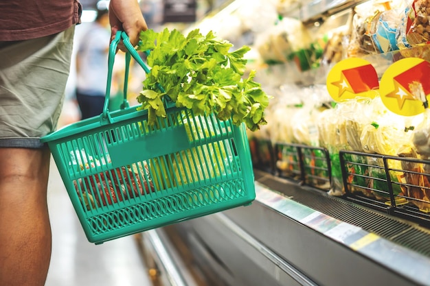 Section médiane d'une personne tenant une crème glacée en magasin