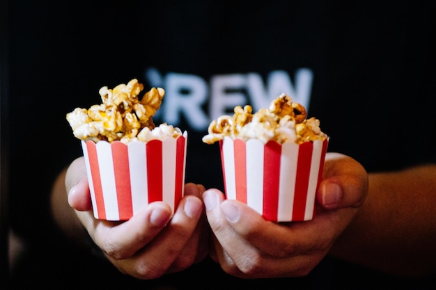 Section médiane d'une personne tenant du pop-corn