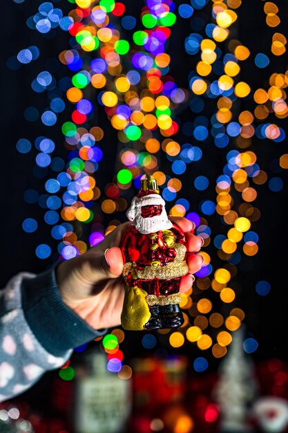 Photo section médiane d'une personne tenant des lumières de noël éclairées