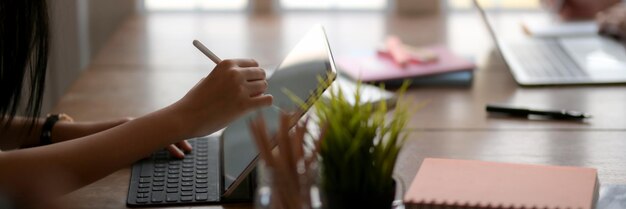 Section médiane d'une personne tenant un papier avec du texte sur la table