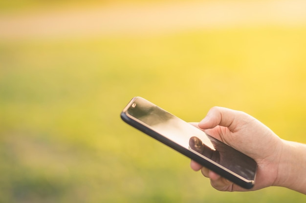 Section médiane d'une personne utilisant un téléphone portable