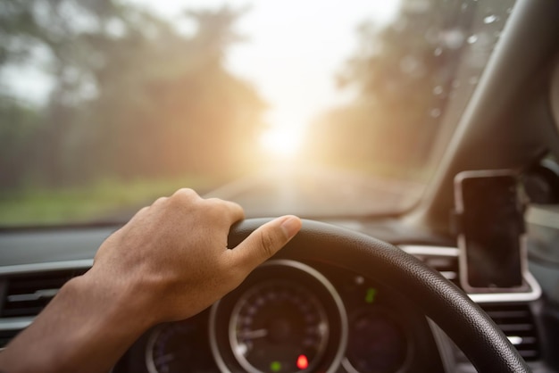 Section médiane d'une personne vue à travers le pare-brise d'une voiture