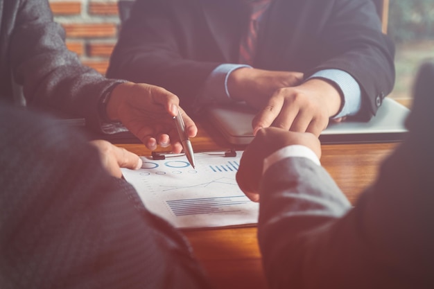 Une section médiane de personnes assises sur une table.