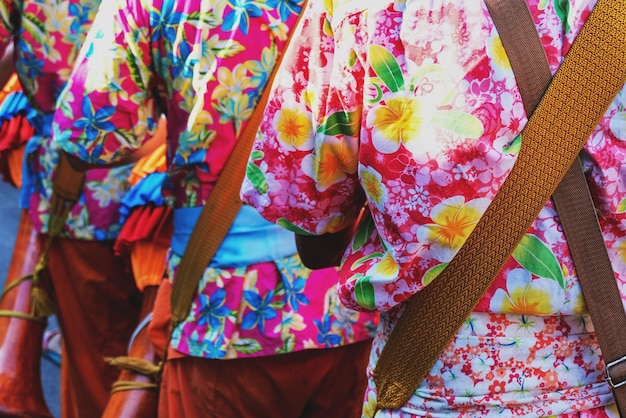 Photo une section médiane de personnes vêtues de vêtements multicolores