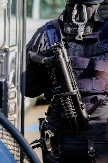 Photo section médiane d'un policier avec une arme