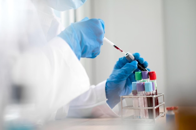 Section médiane d'un scientifique faisant une expérience sur la table