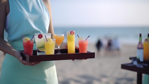 Section médiane d'une serveuse portant des cocktails sur une plage de sable d'été à la lumière du jour réseau neuronal