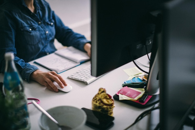 Photo section moyenne d'une femme d'affaires travaillant à son bureau dans un bureau