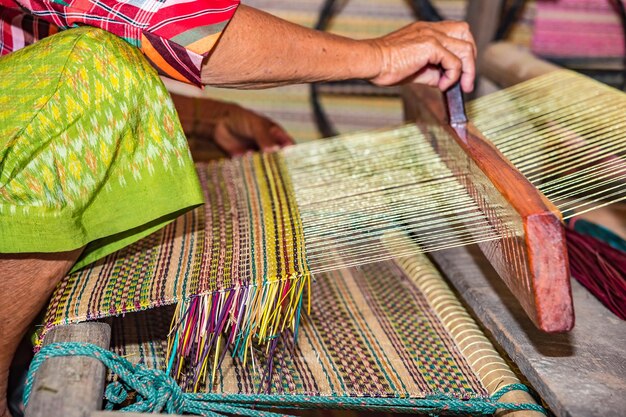 Photo section moyenne des femmes travaillant dans l'industrie textile