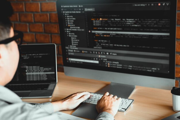 Section moyenne d'un homme d'affaires utilisant un ordinateur sur son bureau au bureau