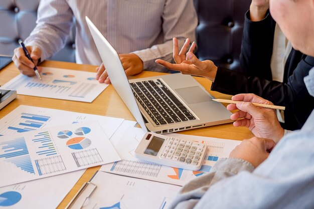 Section moyenne des hommes d'affaires travaillant au bureau