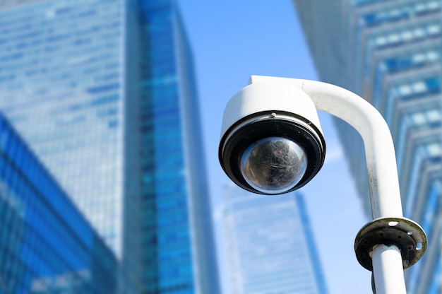 Sécurité, caméra CCTV dans l'immeuble de bureaux