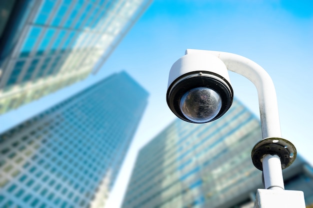 Sécurité, caméra de vidéosurveillance dans l&#39;immeuble de bureaux