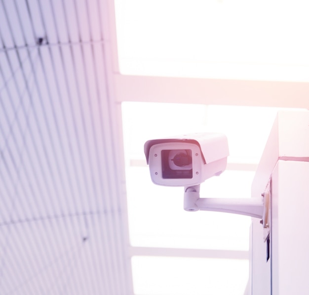 Sécurité, caméra de vidéosurveillance dans l&#39;immeuble de bureaux