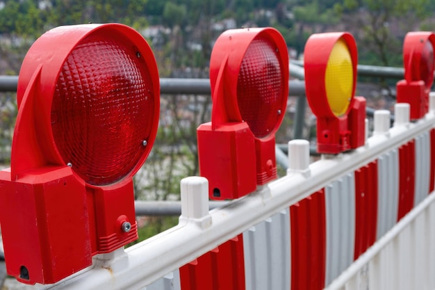 Sécurité de la construction Barricade de rue avec feux d'avertissement sur une route