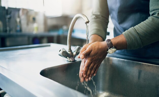 Sécurité De L'eau Et Lavage Des Mains Dans La Cuisine Avec Une Personne  Près De L'évier Pour Le Soin De La Peau Ou Le Bien-être Nettoyage De  L'hygiène Et Des Bactéries Avec