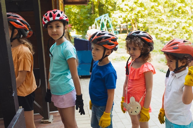 Sécurité des enfants engagés dans l'escalade dans le parc à cordes